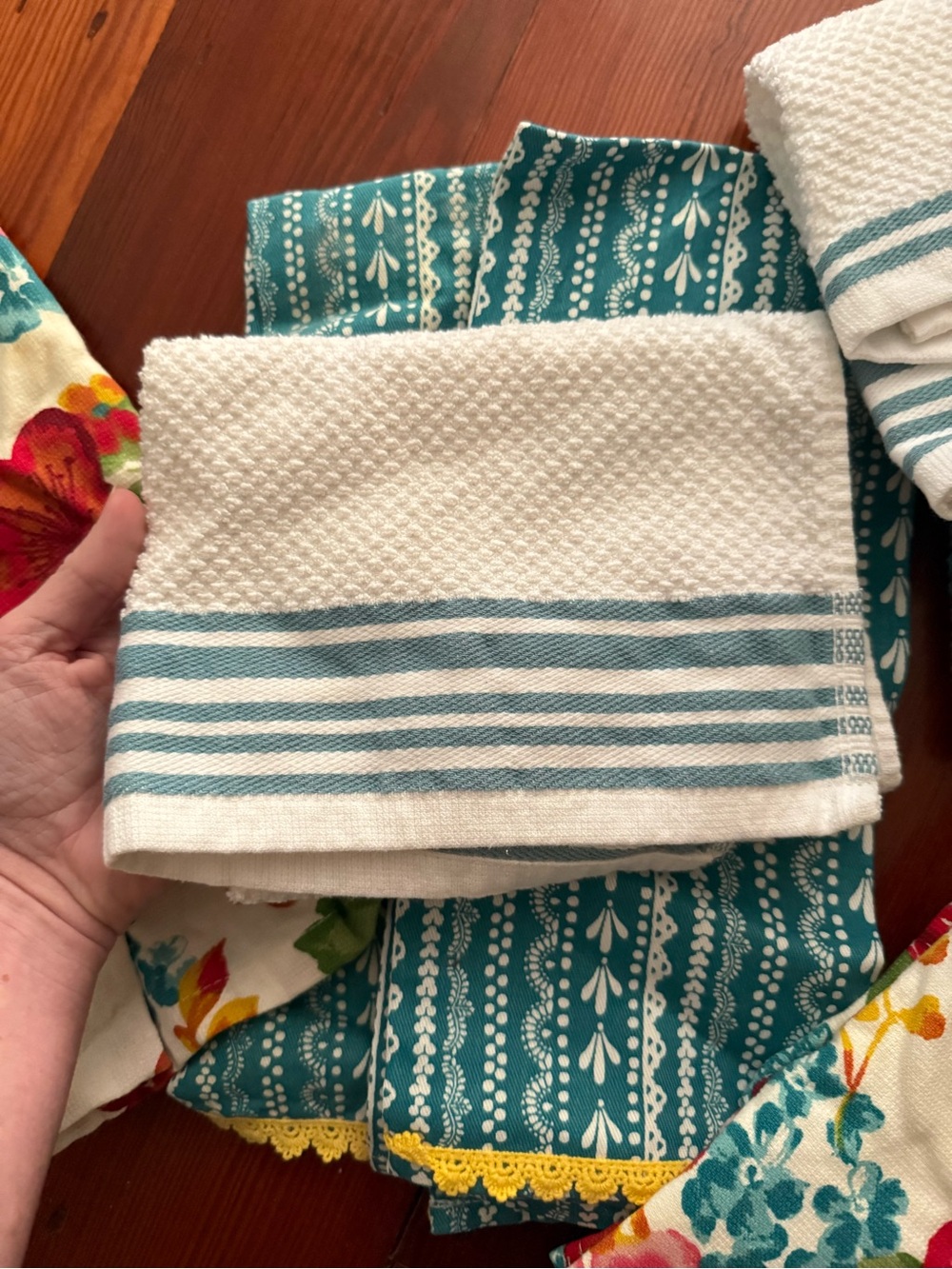 Pioneer Woman dish towel set, Wildflower Whimsy Pioneer Woman, farmhouse towels - Picture 3 of 8